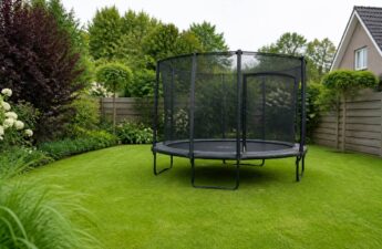 Trampoline met veiligheidsnet in een ruime achtertuin