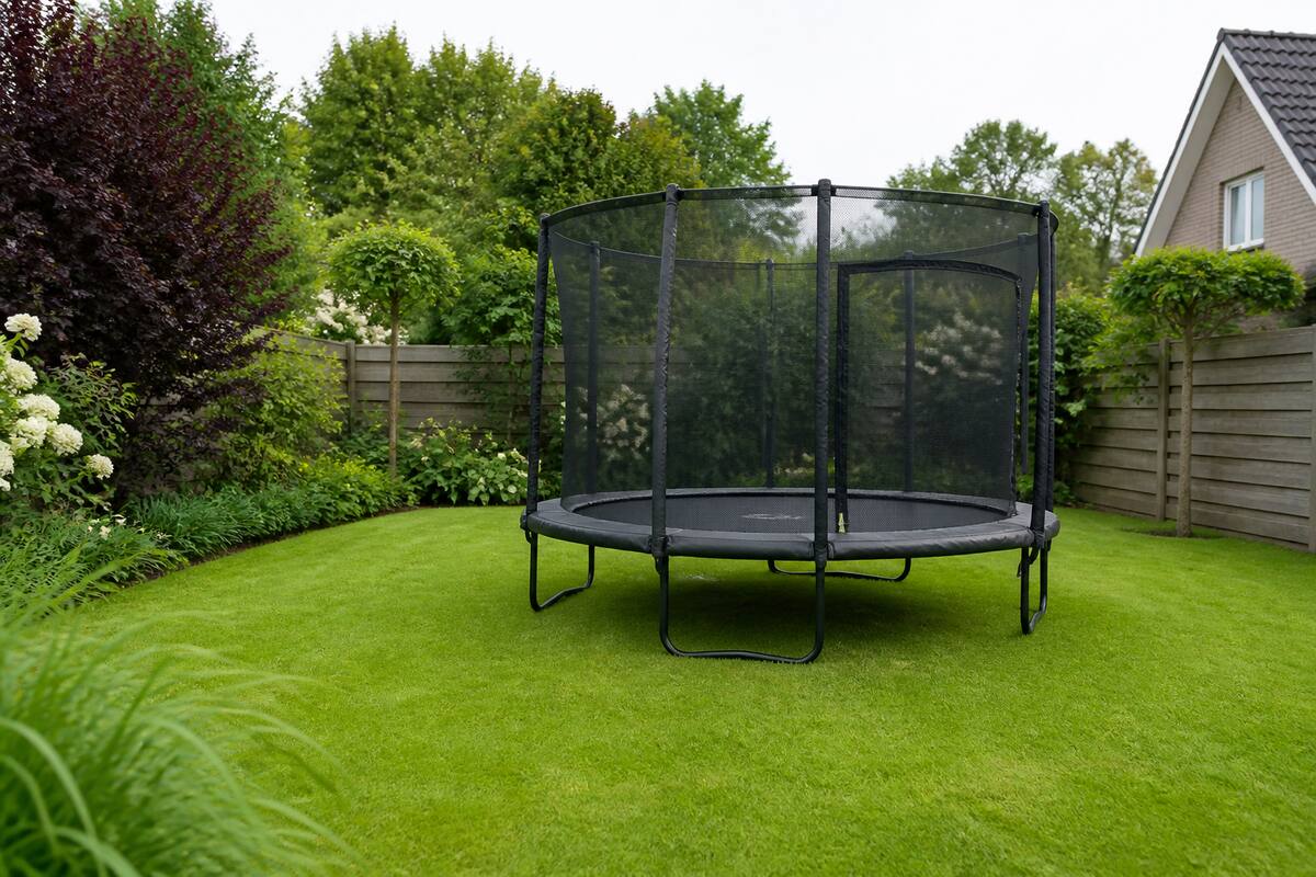 Trampoline met veiligheidsnet in een ruime achtertuin