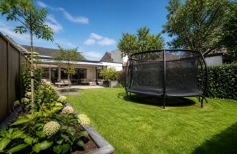 Trampoline met veiligheidsnet in een ruime achtertuin