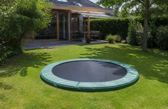 Middelgrote trampoline in een ruime achtertuin met vrije ruimte rondom