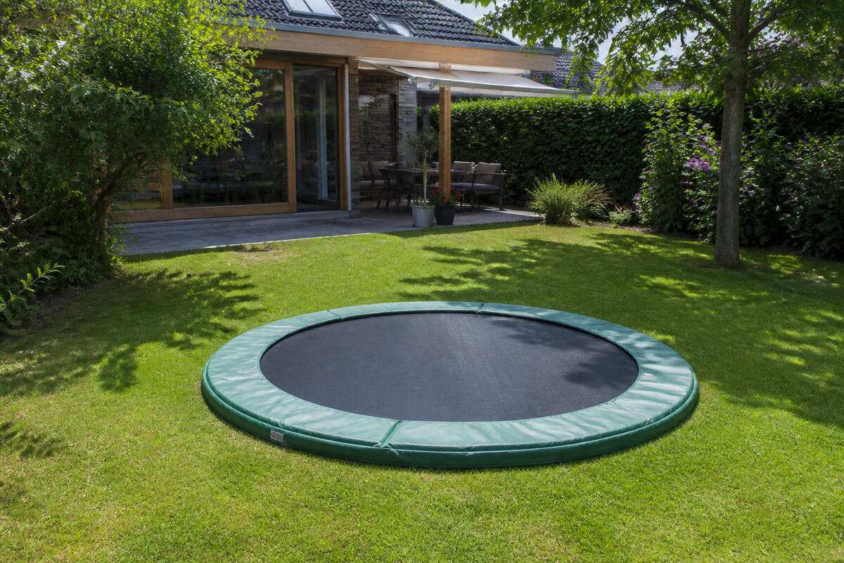 Middelgrote trampoline in een ruime achtertuin met vrije ruimte rondom