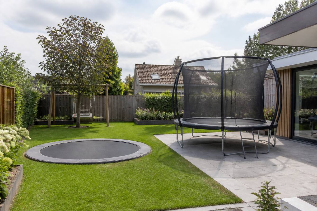 Inground en opbouw trampoline in een moderne achtertuin