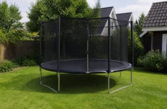 Trampoline in een tuin met voldoende vrije ruimte rondom