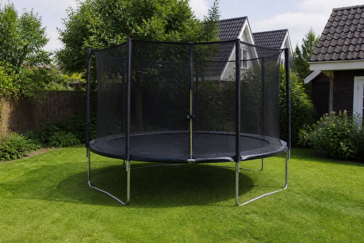 Trampoline in een tuin met voldoende vrije ruimte rondom