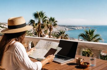 Vakanties vergelijken met reisdocumenten en een kaart op een zonnig terras